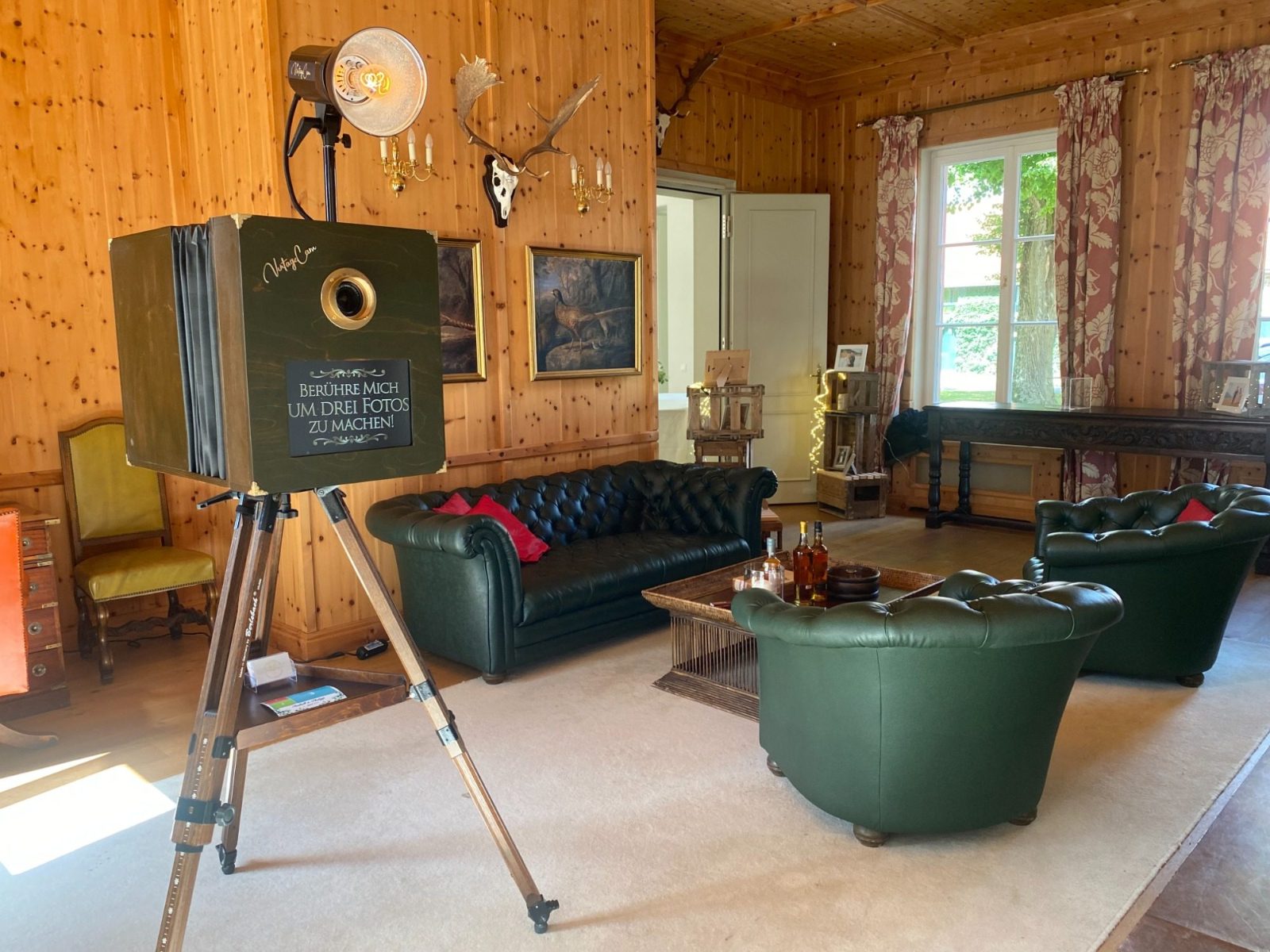 VintageCam Wood Fotobox in einem holzvertäfelten Saal