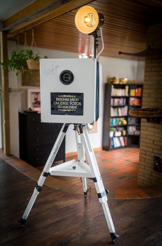 VintageCam White – Fotobox im Plattenkamera-Look in Weiß