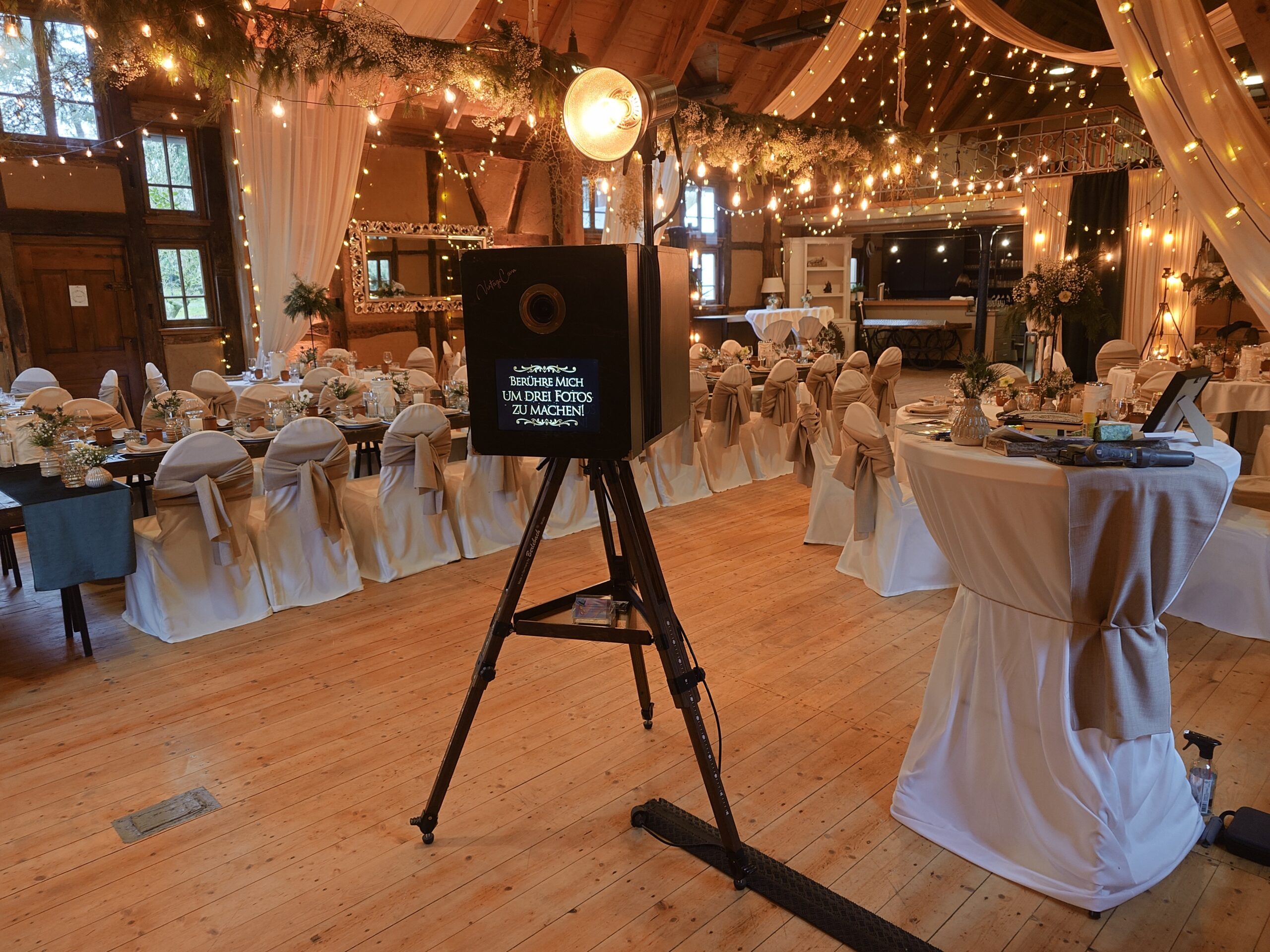 VintageCam Wood auf einer Hochzeitsfeier im Festsaal