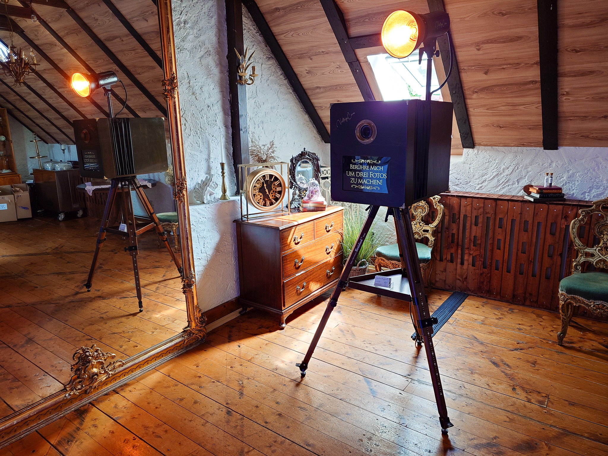 VintageCam Wood im Dachgeschoss mit Spiegel und antiken Möbeln